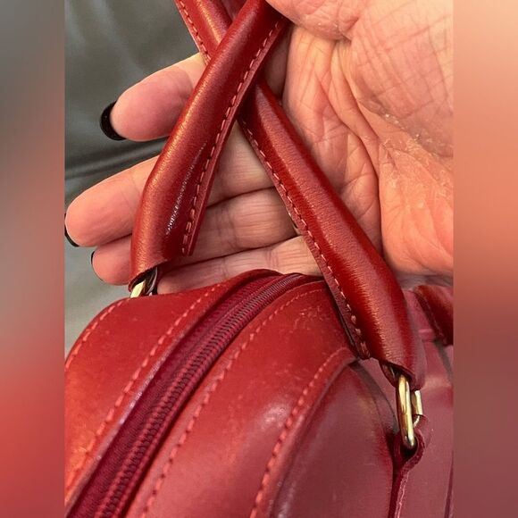 Vintage Longchamp Roseau Leather Bag in the color Bordeaux. - Picture 5 of 13